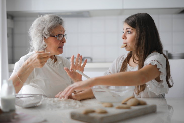Mitos de la apoplejía abuela y nieta cocinando