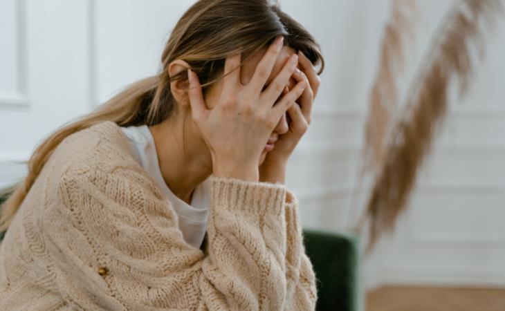 Beneficios Del Silencio Para La Salud, mujer estresada