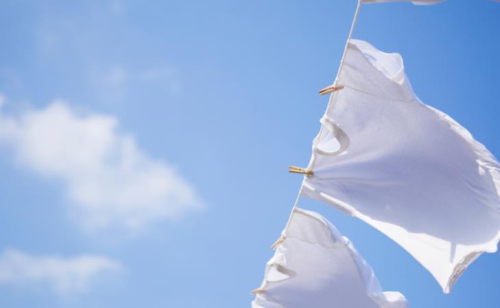 Lavado de ropa: camisetas blancas limpias secadas al sol