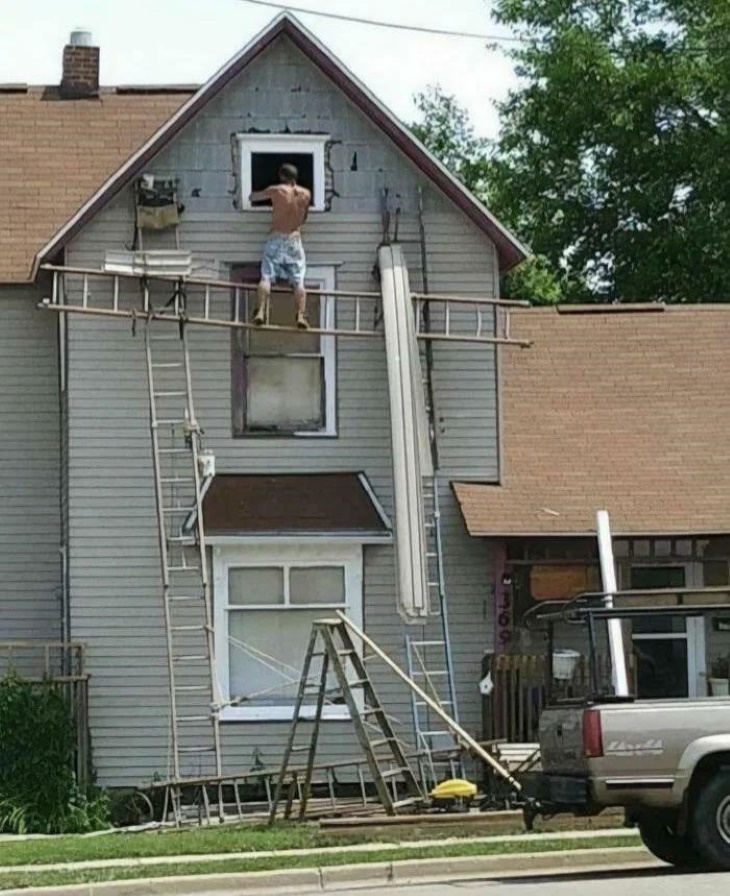 La seguridad en el trabajo falla el acróbata de la escalera