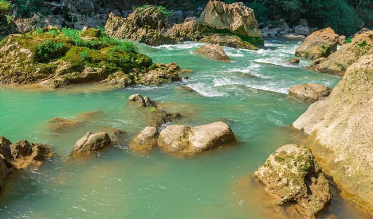 Hotel Resort Natural En Guatemala, río con rocas