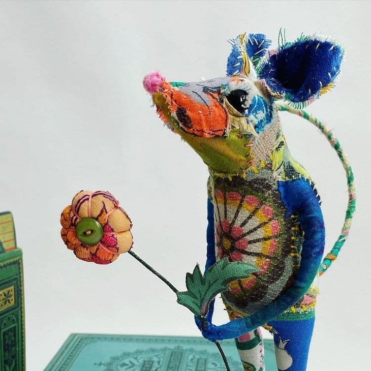 Esculturas De Animales Hechas Con Tela, ratón con una flor