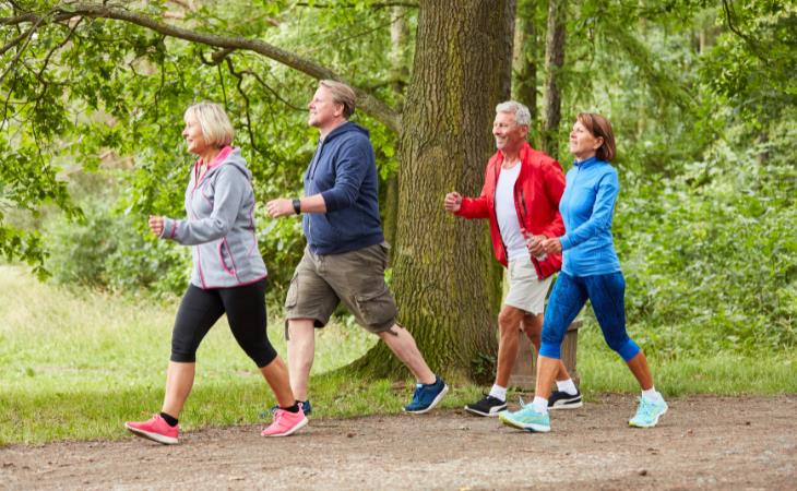 Caminata Podría Prevenir El Alzheimer, adultos mayores caminando