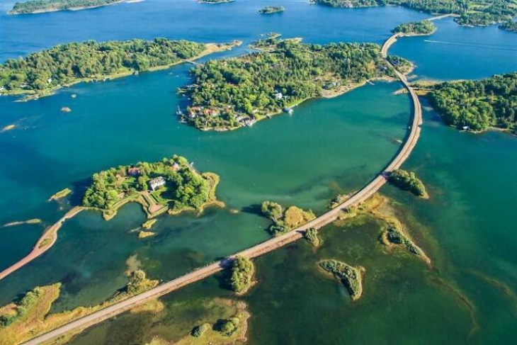 16 Impresionantes Puentes y Carreteras, una carretera que conecta varias islas Åland