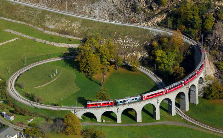 16 Impresionantes Puentes y Carreteras, viaducto en espiral de Brusio en Suiza