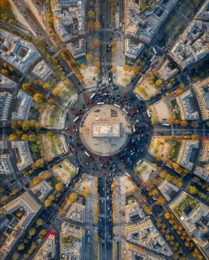 16 Impresionantes Puentes y Carreteras, una vista aérea del Arco del Triunfo en París, Francia