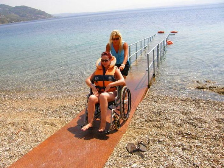 Arquitectura Positiva entrada al paseo marítimo adaptada a las sillas de ruedas
