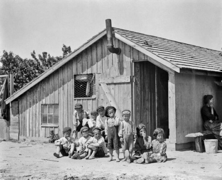 Fotografías Históricas, Los niños de la familia Arnao cerca de su casa en la granja de Hitchen cerca de Seaford, Delaware (1910