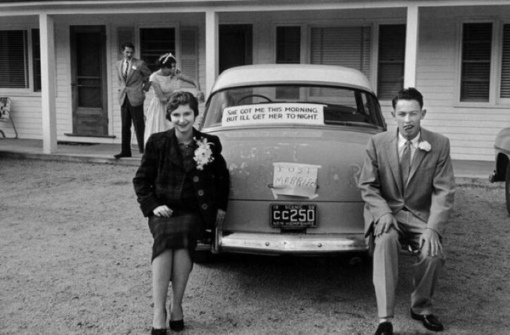 Fotografías Históricas, Una pareja de recién casados ​​frente a su automóvil con un cartel de Recién casados ​​en New Hampshire, 1958
