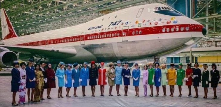 Fotografías Históricas, Una foto grupal frente a un Boeing 747 en una reunión internacional de azafatas en la década de 1970