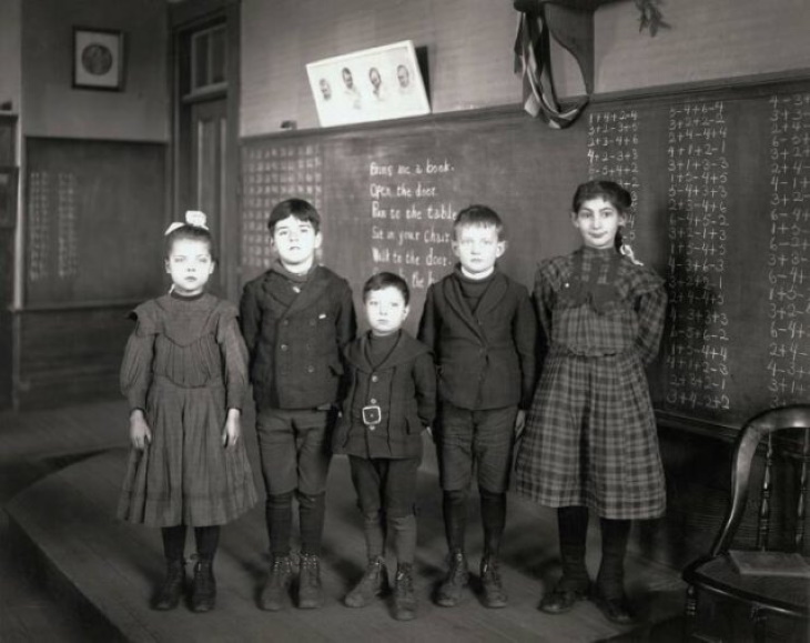 Fotografías Históricas, Un grupo de niños posando en un salón de clases en la década de 1900
