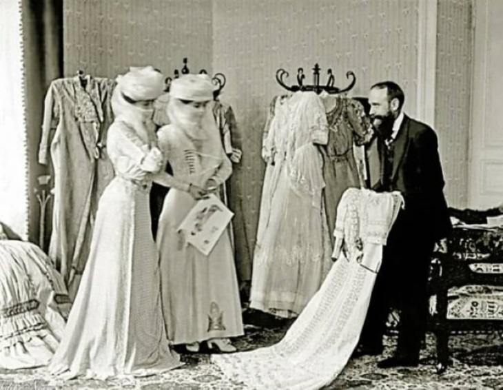 Fotografías Históricas,  Dos mujeres egipcias ricas comprando vestidos en una sastrería francesa en El Cairo en la década de 1890