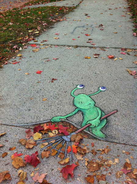 Plantas y arte callejero: caracol criatura alienígena barriendo hojas