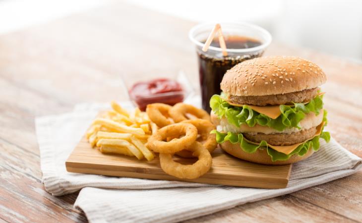 Vínculo Entre El Estado De Ánimo y La Comida, hamburguesa con papás y refresco