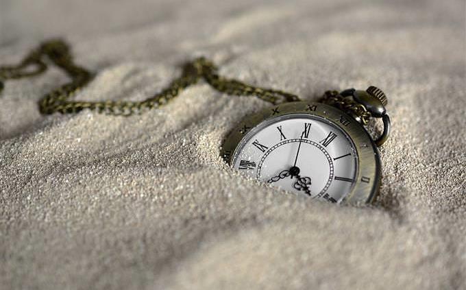 A clock in the sand
