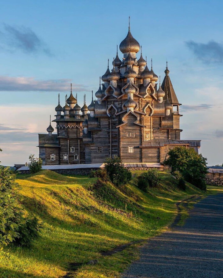 La iglesia de madera de la isla de Kizhi, en Rusia, se construye sin clavos