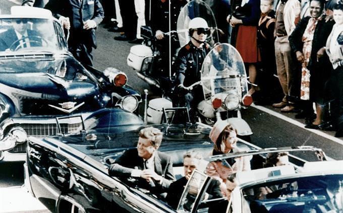 John Kennedy en un auto
