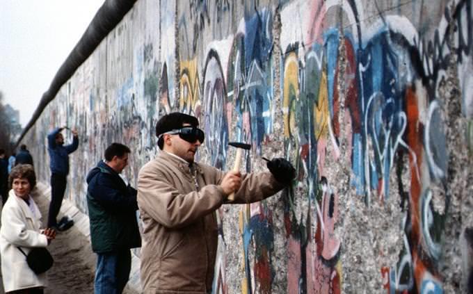 Personas destruyendo el muro de Berlín