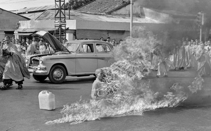 Monje budista quemándose vivo