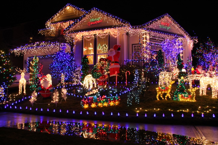 Vecino molesto casa decorada con luces de navidad