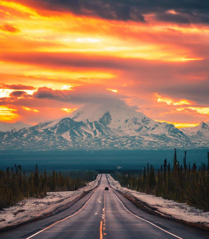 La Belleza De Alaska, un auto en la carretera