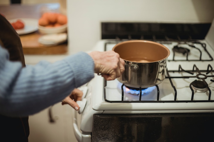 Consejos naturales para un hogar con olor agradable cacerola en la estufa