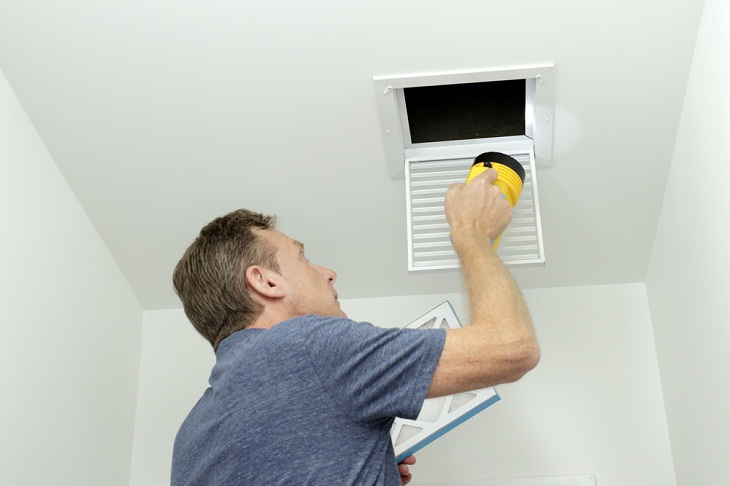 Mejoras Para Tu Hogar En Otoño, hombre revisa sistema de calefacción