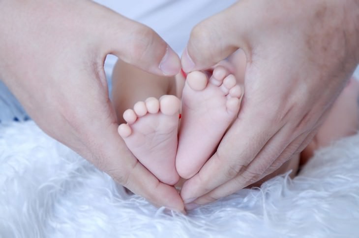 Logros Del Desarrollo Del Bebé, pies de un bebé