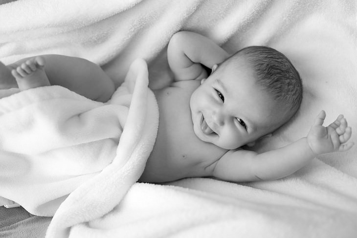 Logros Del Desarrollo Del Bebé, bebé sonriendo