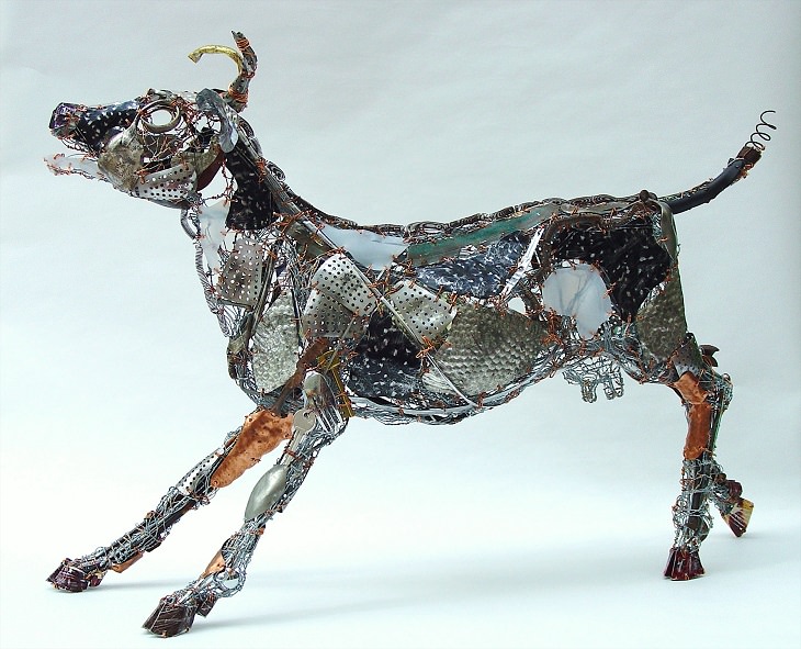 Esculturas De Animales,  Vaca con el Cuerno Arrugado II