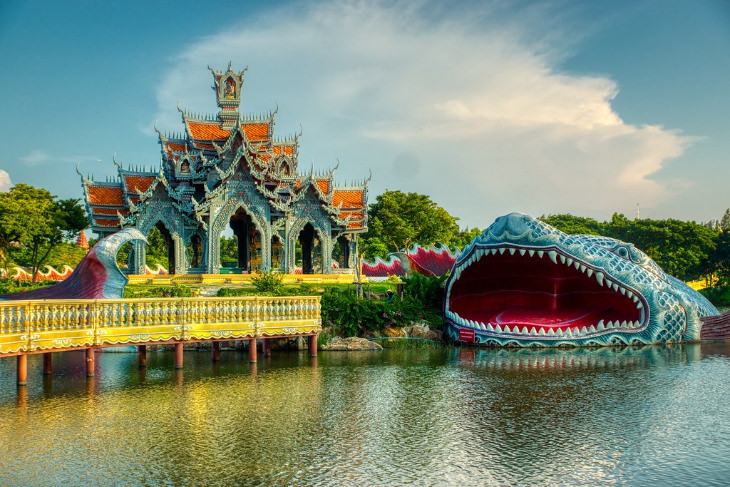 Muang Boran Bangkok, lago y decoración de pez gigante