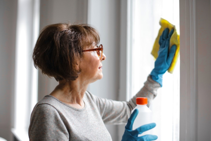 Demencia y Labores Domésticas, Adulta mayor limpiando