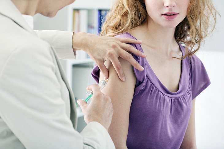 Vacuna Contra El Cáncer Cervicouterino, mujer recibe vacuna