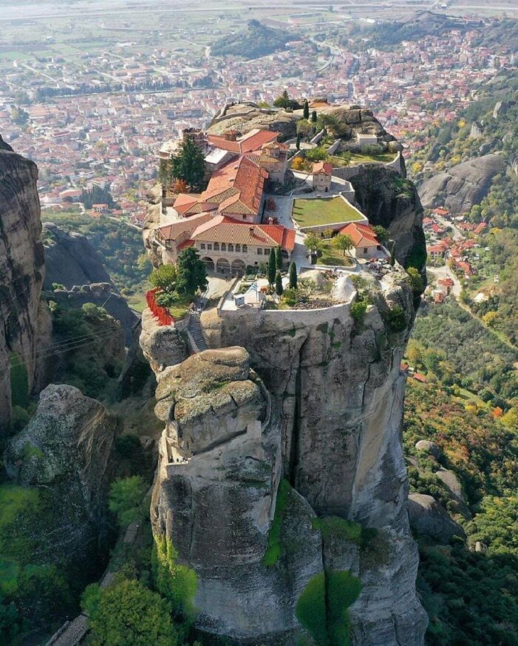 Fallos de arquitectura, Monasterios de Meteora