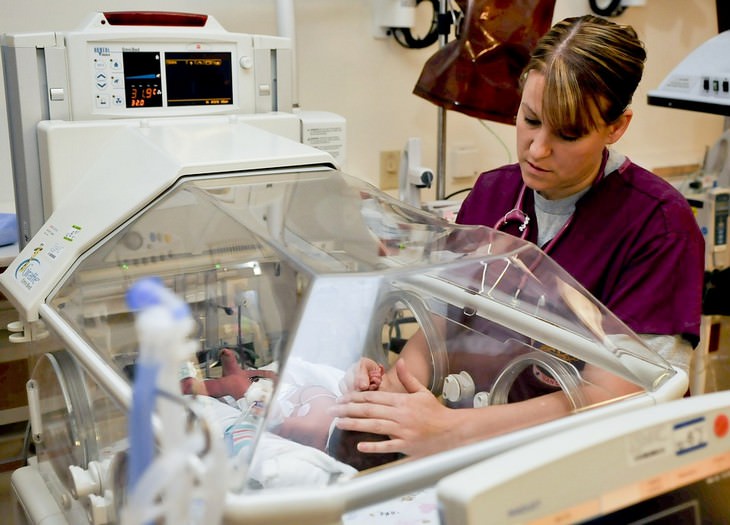 Cosas Que Los Pediatras No Te Dicen, bebé en incubadora