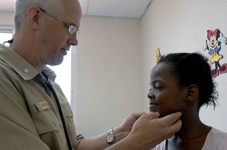 Cosas Que Los Pediatras No Te Dicen, doctor revisa a una niña