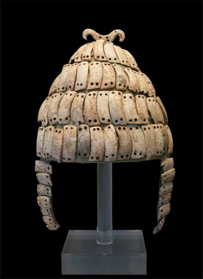 Cascos Antiguos, Casco de colmillo de jabalí micénico