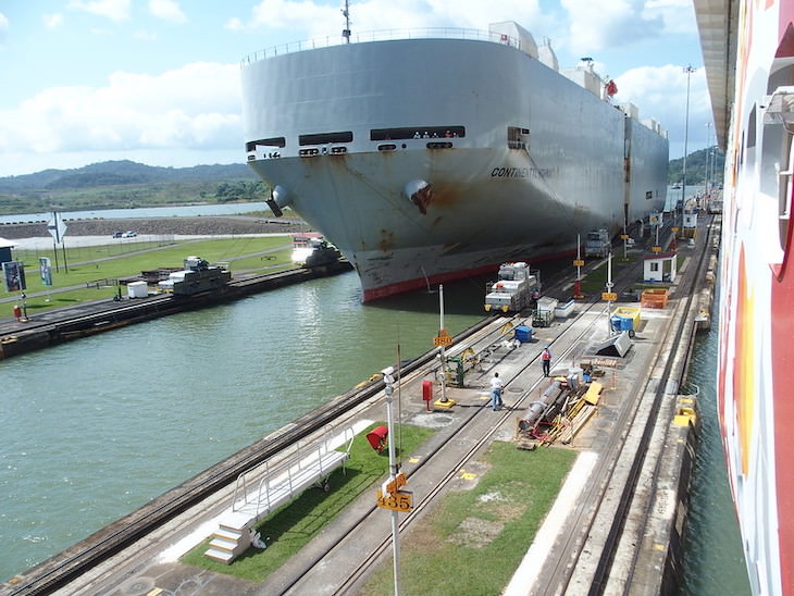 La increíble historia del Canal de Panamá, gran barco entrando en el canal