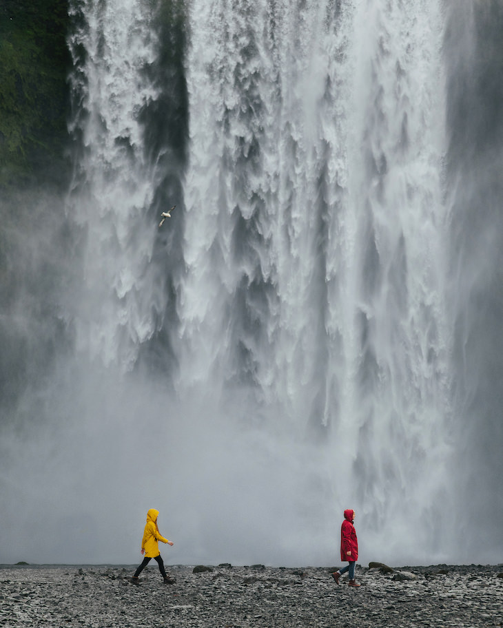  Paisajes De Alexander Ladanivskyy, pareja pasando bajo una cascada