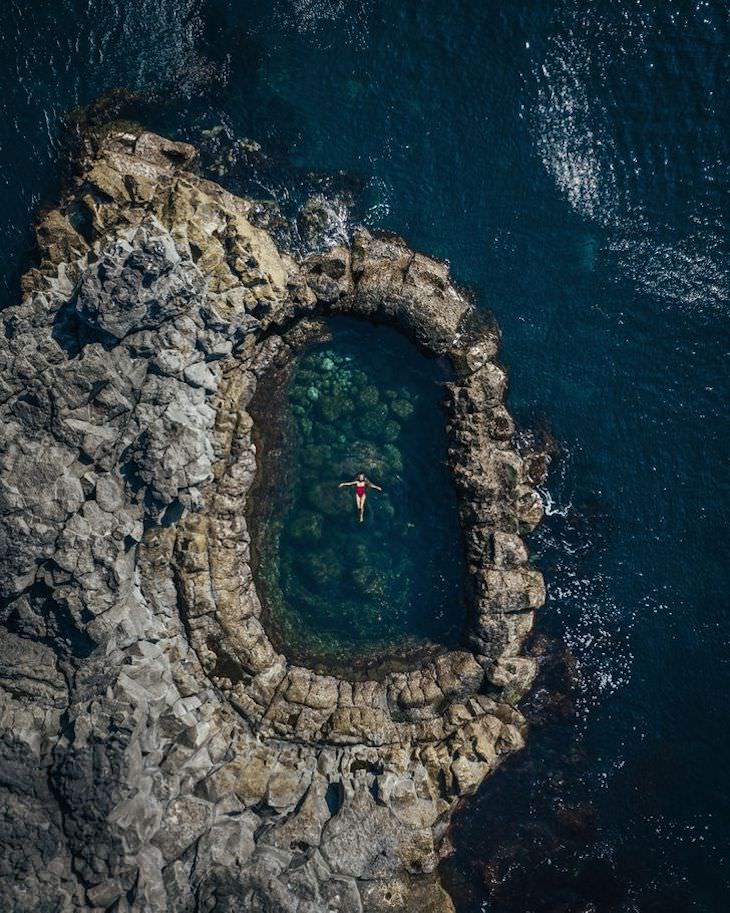  Paisajes De Alexander Ladanivskyy, mujer nadando en piscina natural