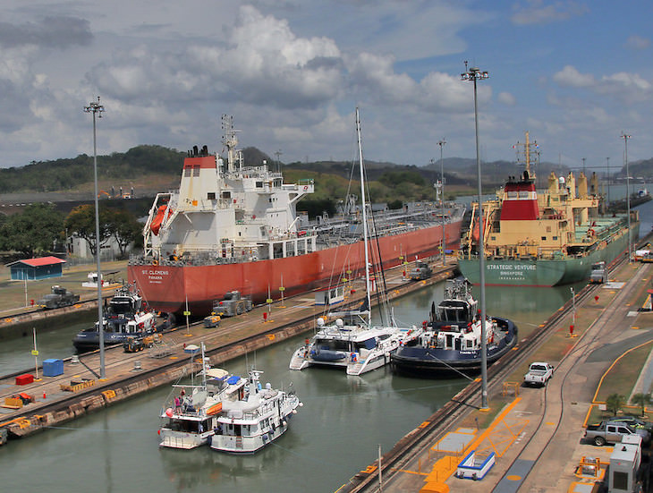 La increíble historia del Canal de Panamá, barcos que atraviesan el canal