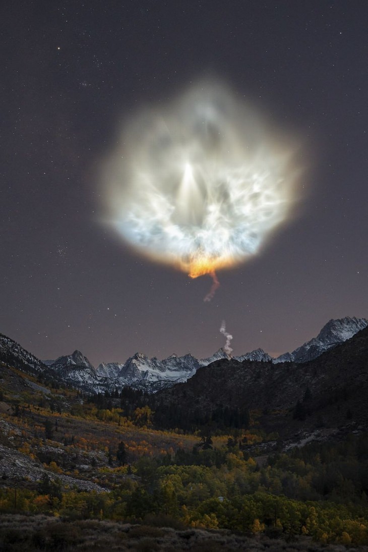 Penacho de escape del cohete Spacex, Sierra Nevada, California, EE. UU. por Brandon Yoshizawa