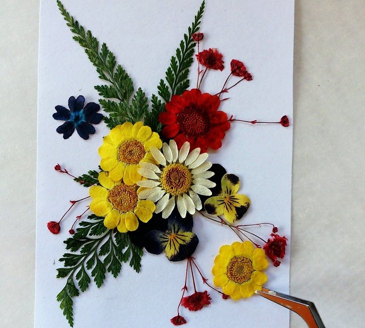 DIY fácil para reutilizar flores viejas, Flores en un trozo de papel