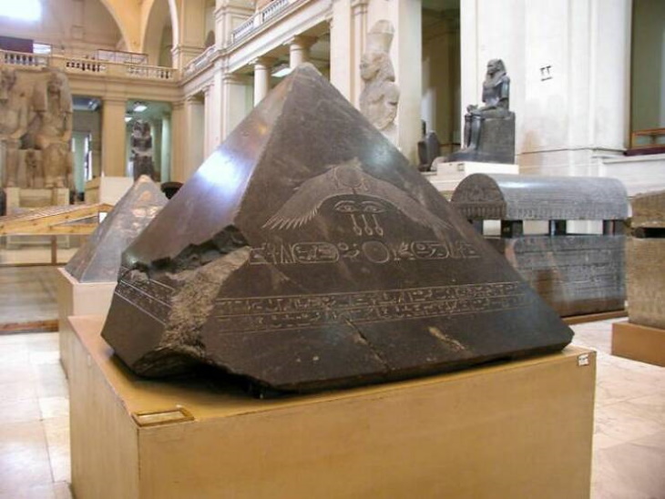Hechos históricos El piramidión de la Pirámide Negra de Dashur (1.820 a.C.)