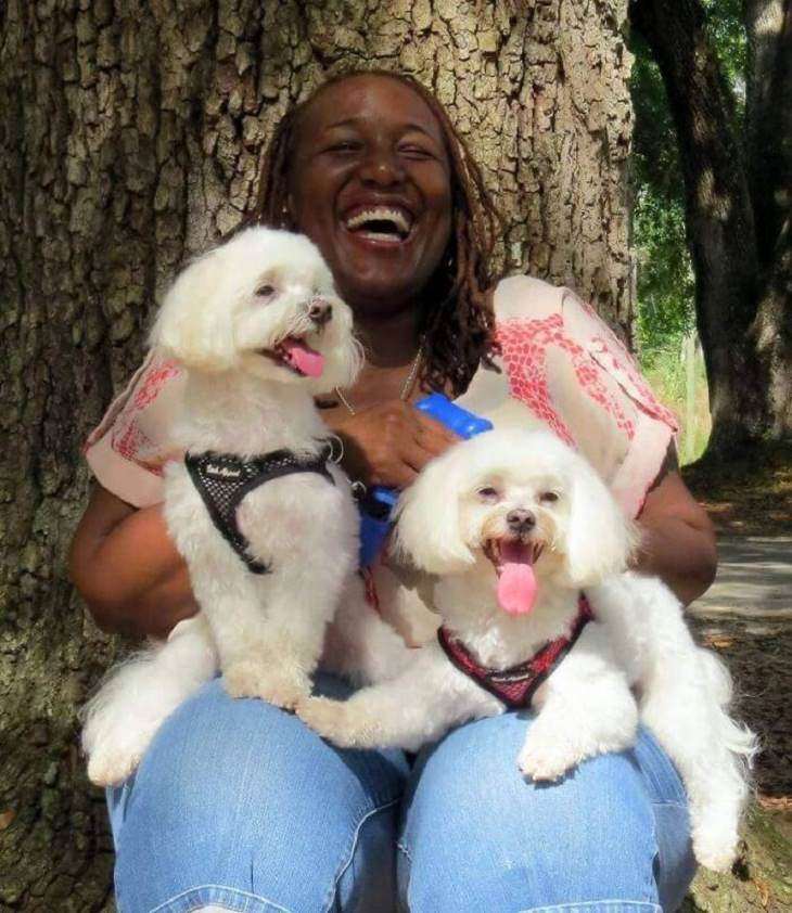 Retratos Familiares Con Perros, dos poodle y su dueña sonriendo