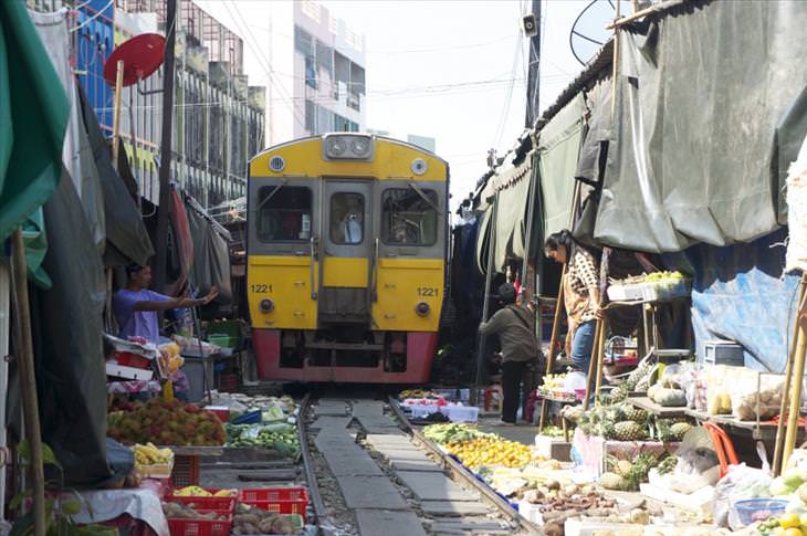 Carreteras Peligrosas, Mercado ferroviario de Maeklong, Tailandia