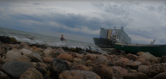 Gregus en el agua, tratando de mantener el barco paralelo a la playa