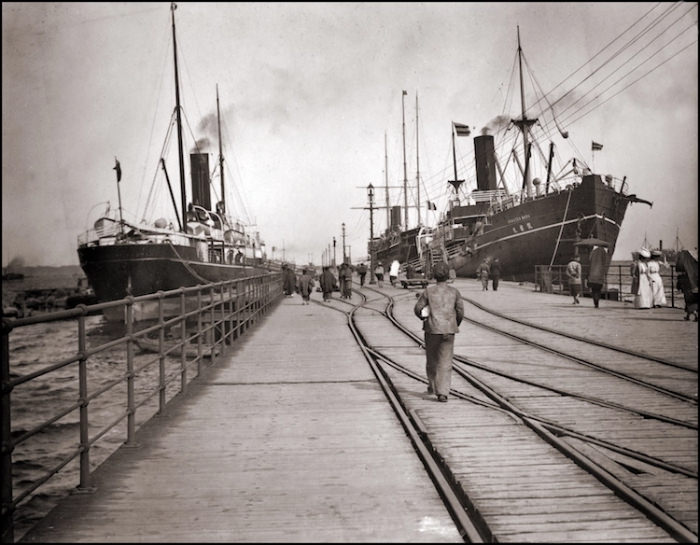 Barco de vapor Yokohama 1908 en la bahía 