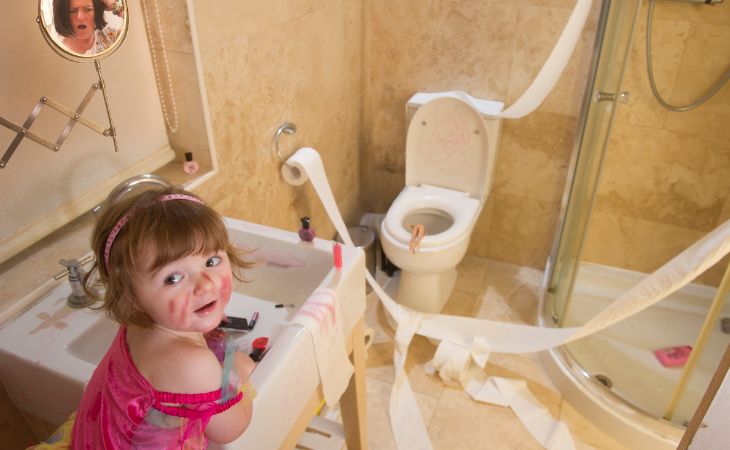 Una Poderosa Reflexión: Disfruta a Tus Hijos, niña hace desorden en el baño