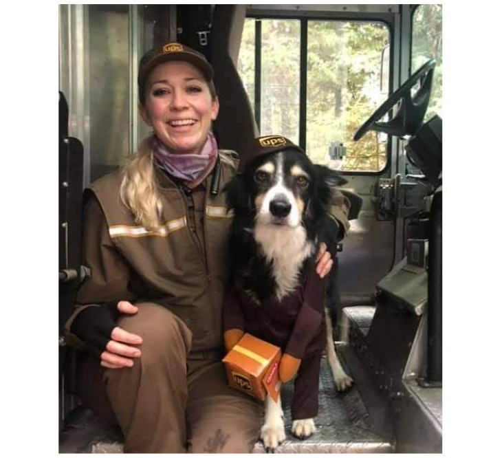 Conductores de UPS se hacen fotos con perros ¡A Vision le encanta UPS y especialmente Darla! Incluso tiene su propio uniforme.